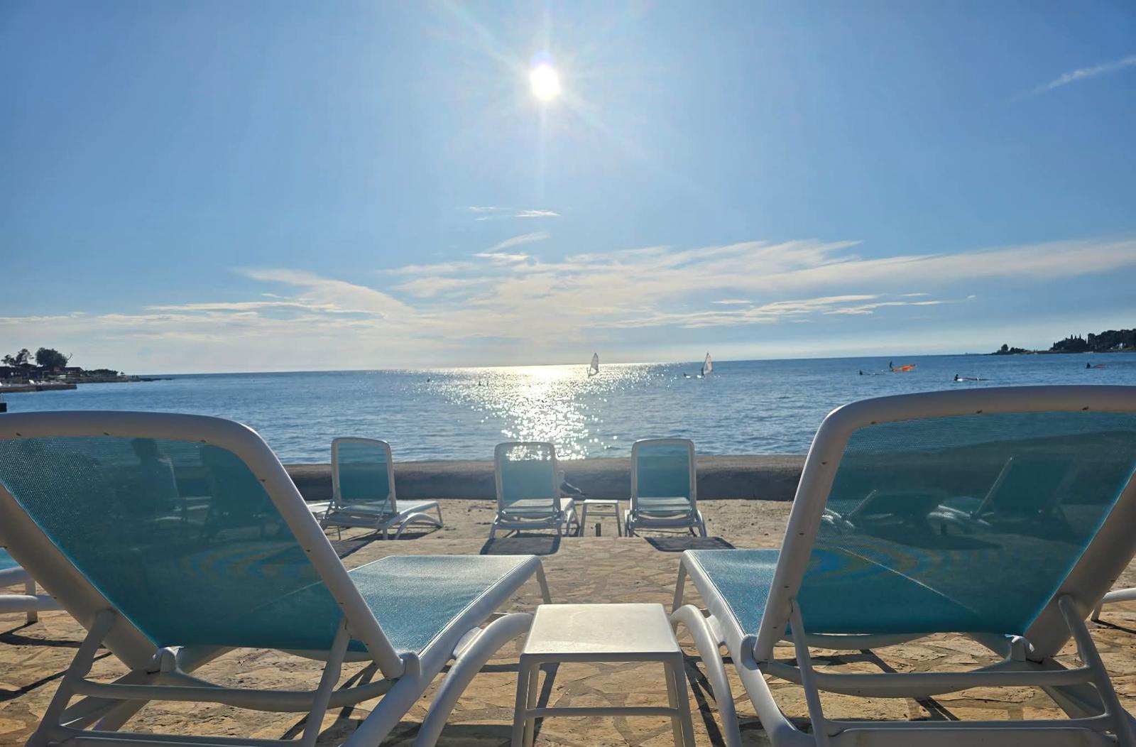 Ležaljke uz more u Playa Beach Baru